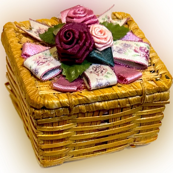 VTG ‘91 RARE AVON ROSE RIBBON EARRINGS FANCIFUL FLORAL WICKER BOX VALENTINE GIFT - Picture 6 of 6